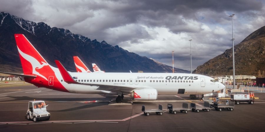 Anden de aeropuerto de Nueva Zelanda con aviones listos para el vuelo