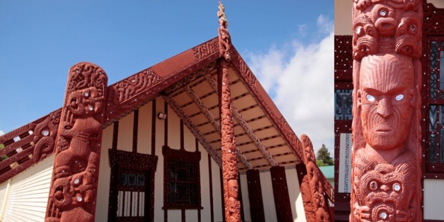 Casa decorada con tallas maories de la cultura neozelandesa