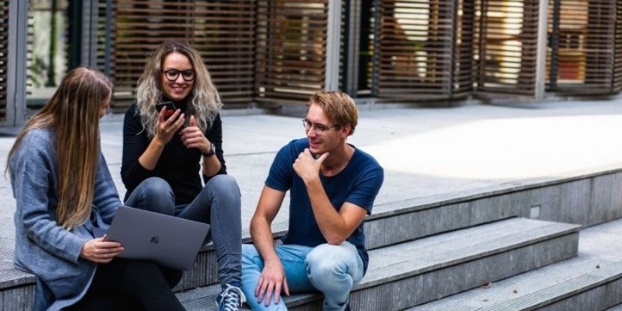 Tres alumnos en Auckland comparten mientras estudian inglés