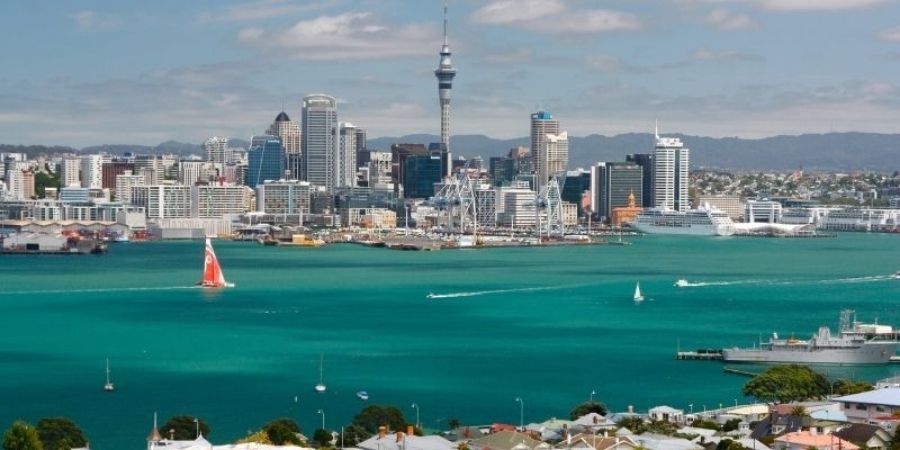 Bahia de Auckland, Costos para aprender inglés