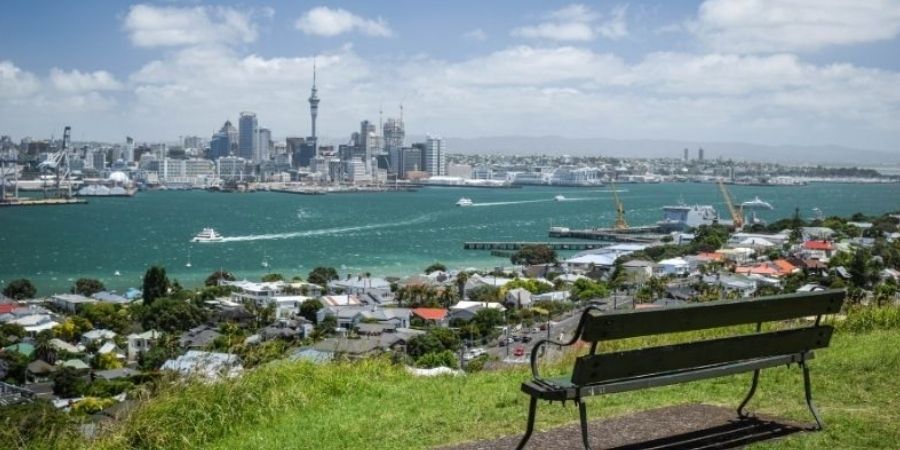 Banca con vista a la Ciudad de Auckland Nueva Zelanda para pensar que curso de ingles estudiar