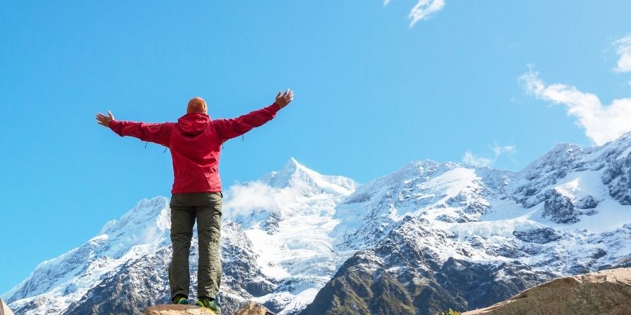 Hombre Frente a Montaña Helada de New Zealand