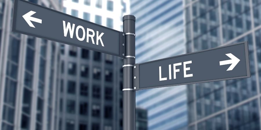 Aviso con dos rutas trabajo y vida 