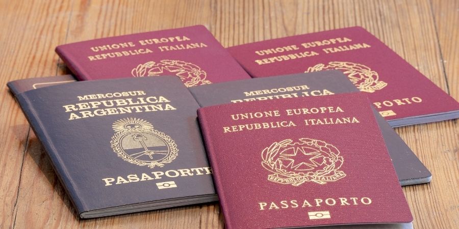 Varios pasaportes sobre una mesa, entre ellos uno italiano